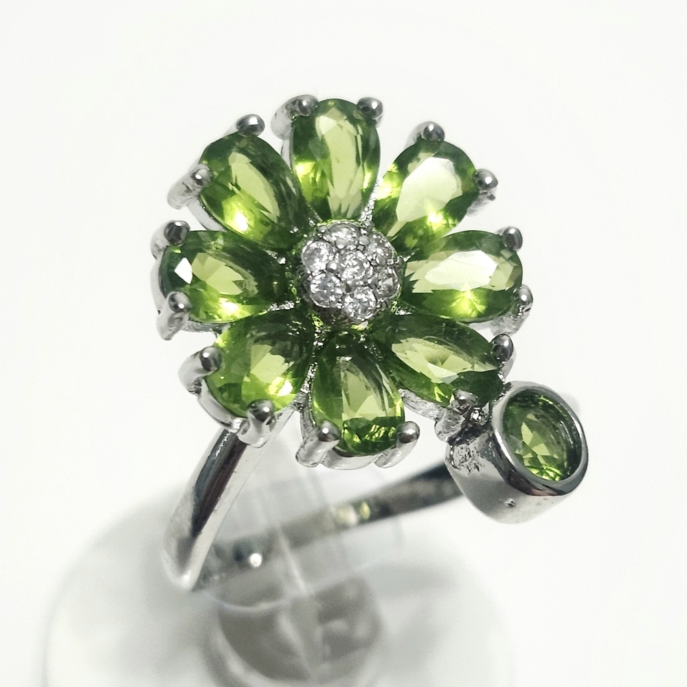 2.00 ctw Peridot Silver Flower Ring size 7